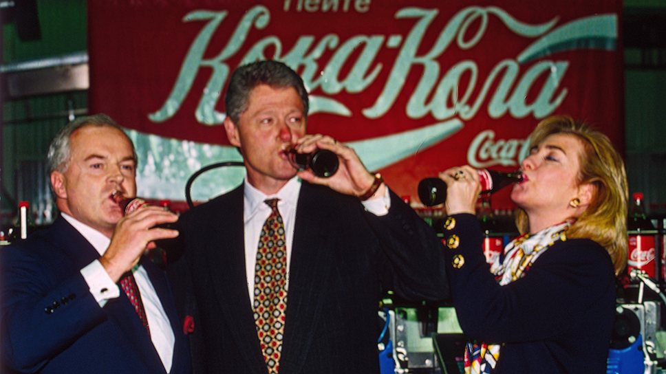 Напитки компании The Coca-Cola Company впервые появились в СССР в 1979 году в ходе подготовки Олимпийских игр в Москве. В 1988 году Coca-Cola вышла на рынок СССР. Прежде чем попасть в Советский Союз, американская газировка завоевала признание более чем в 50 странах мира
&lt;br>На фото экс-президент США Билл Клинтон (в центре) и его супруга Хиллари Клинтон