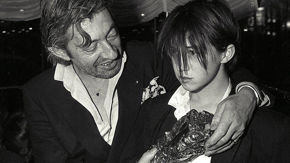 Французский певец Серж Генсбур со своей дочерью Шарлоттой после церемонии вручения премии Сезар в Париже. 23 февраля 1986 года
