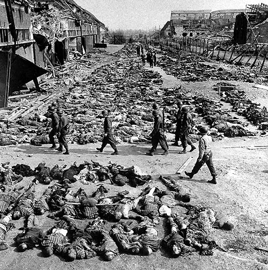 Ряды трупов возле казарм концлагеря в Нордхаузене. Когда лагерь был освобожден войсками союзников, солдаты обнаружили там более 3 тыс. тел