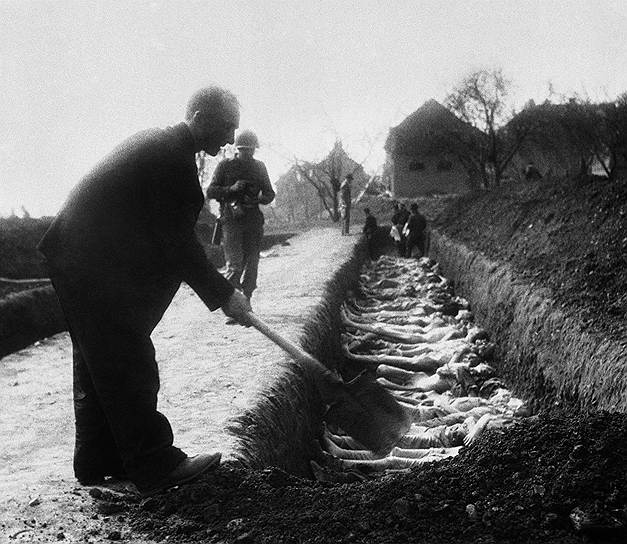 После закрытия концлагерей гражданские помогали солдатам хоронить убитых узников
&lt;br>На фото: братская могила в концлагере Нордхаузена