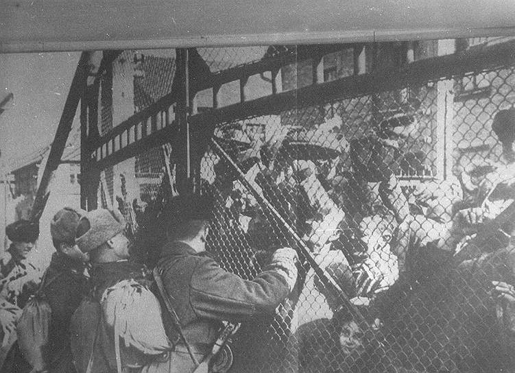 Советские солдаты открывают ворота концлагеря Освенцим и освобождают заключенных. Тогда удалось спасти около 7 тыс. узников