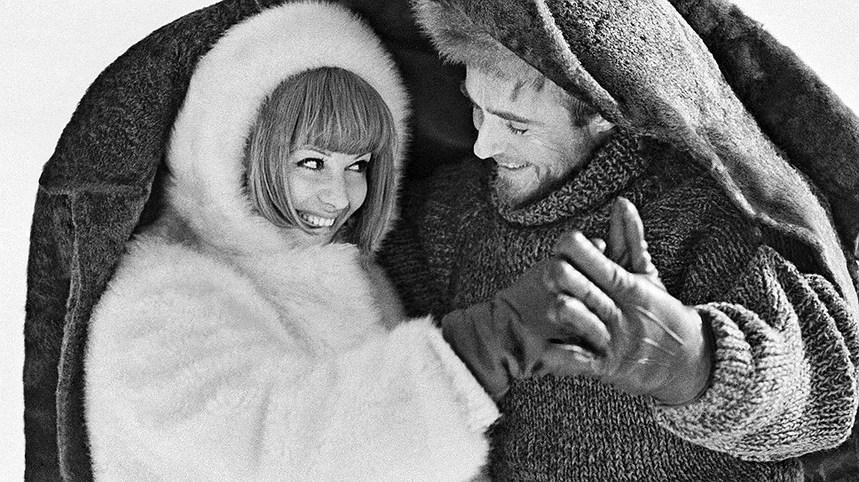 Клаудия Кардинале и советский актер Эдуард Марцевич на съемках фильма &quot;Красная палатка&quot; 