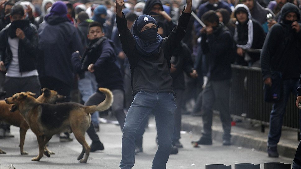 Студенческие акции в Чили последних двух лет все чаще перерастают в столкновения с полицией и заканчиваются массовыми задержаниями. 