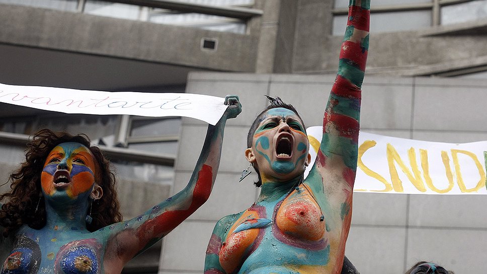 Студентов в Сантьяго вышли поддержать их сокурсницы, которые маршировали по городу топлес, скандируя лозунги с требованиями бесплатного образования.