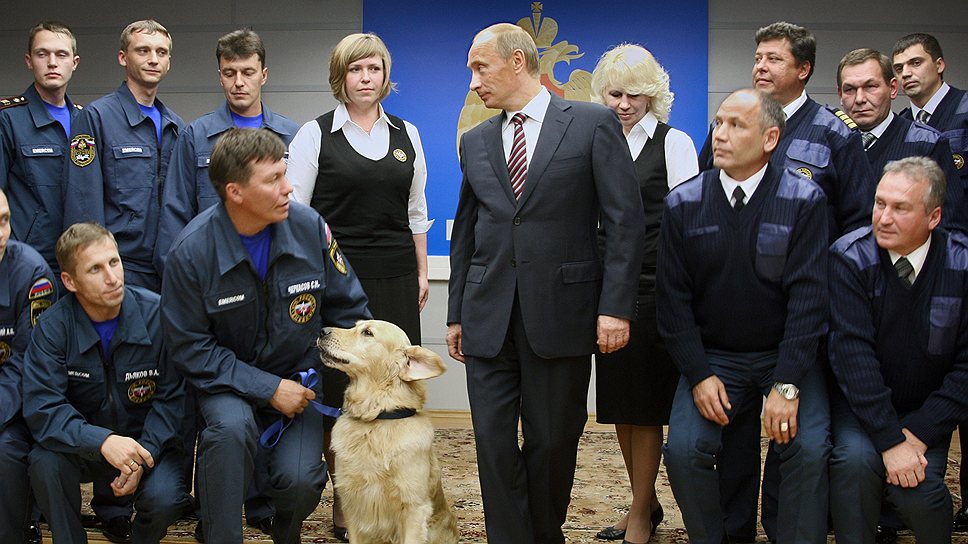 Владимир Путин и сотрудники МЧС