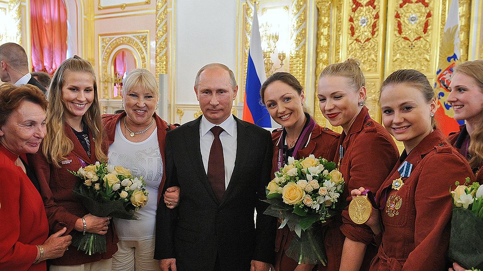 Владимир Путин и сборная России по синхронному плаванию