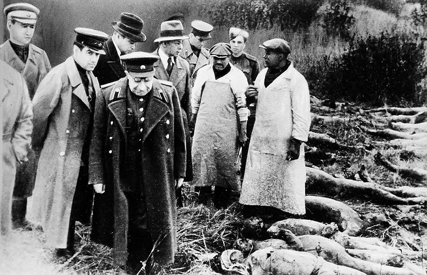 Через два дня Совинформбюро опровергло «гнусные измышления немецко-фашистских палачей». В заявлении говорилось, что летом 1941 польские военнопленные, занятые на строительных работах под Смоленском, были захвачены и расстреляны немцами. В 1943 году немецкие и международные эксперты, проведя эксгумацию тел в Катыни, установили, что поляки были убиты в 1940 году. В январе 1944 года, вскоре после освобождения Смоленска, СССР создал свою комиссию под председательством главного хирурга Красной армии Николая Бурденко (на фото второй слева). В ее отчете говорится, что поляков расстреляли немцы осенью 1941 года. Основываясь на этой версии, советские власти пытались добиться включения катынского расстрела в приговор нацистским преступникам на Нюрнбергском трибунале. Однако, заслушав свидетелей, трибунал нашел их доводы неубедительными и не стал упоминать Катынь в приговоре