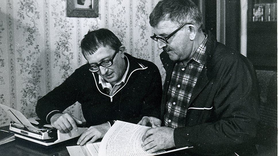 Писатели братья Стругацкие Борис Натанович (слева) и Аркадий Натанович