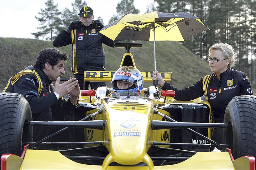 Владимир Путин за рулем болида команды «Формулы-1» Renault. 7 ноября 2010 года