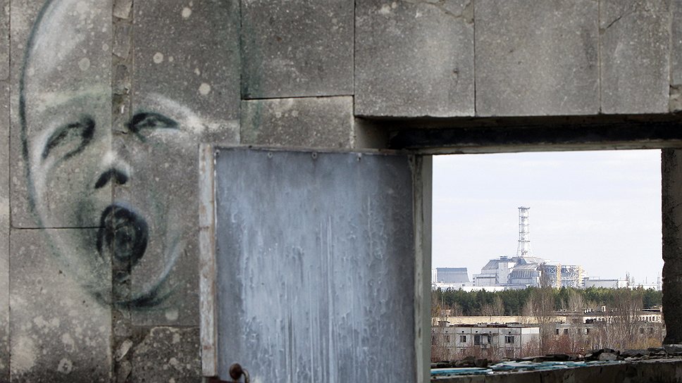 Граффити на крыше высотного здания в Припяти. Вид на четвертый энергоблок, в котором произошел взрыв