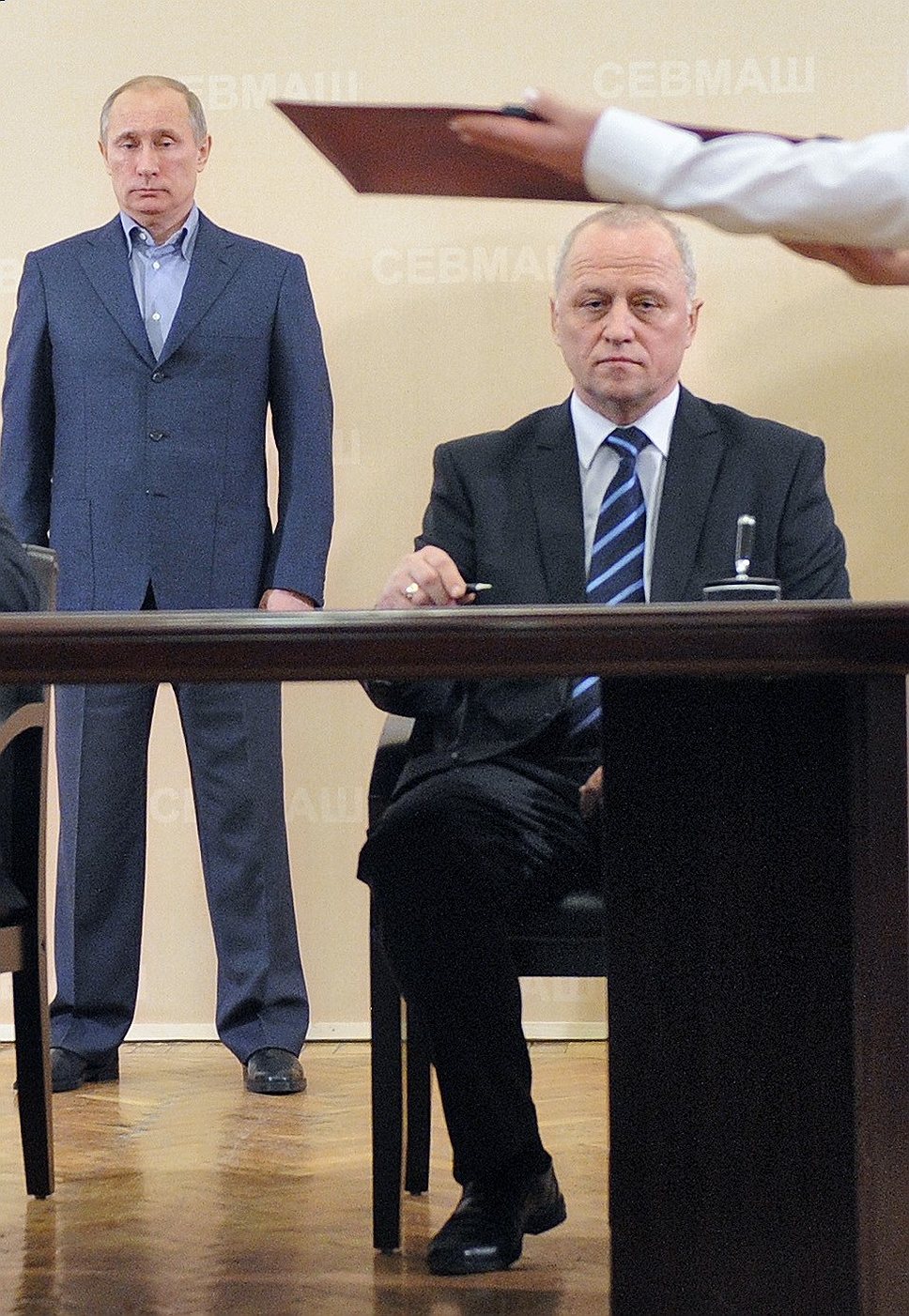 Президент России Владимир Путин (слева) и президент ОСК Андрей Дьячков 