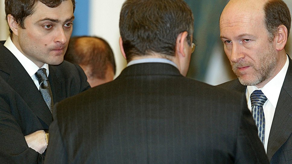 Бывший руководитель администрации президента России Александр Волошин (справа) и бывший заместитель председателя правительства РФ Владислав Сурков