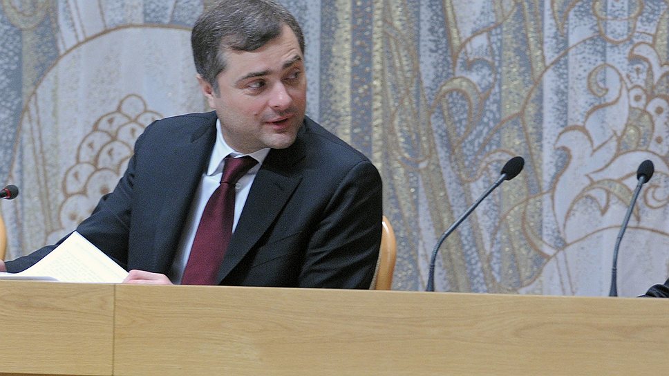 Президент России Владимир Путин (справа) и бывший заместитель председателя правительства Владислав Сурков