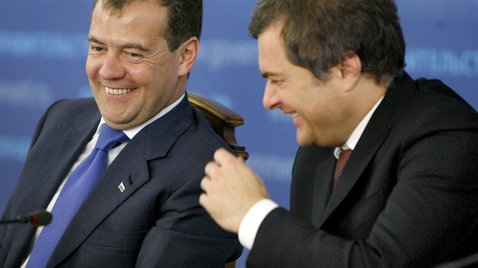 Председатель правительства России Дмитрий Медведев (слева) и бывший заместитель председателя правительства России, руководитель аппарата правительства России Владислав Сурков