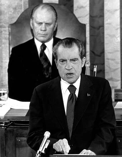 Новым главой государства и единственным президентом США, который не был всенародно избран на этот пост, стал заместитель Никсона Джеральд Форд&lt;br>На фото: Ричард Никсон и будущий президент США Джеральд Форд (слева)