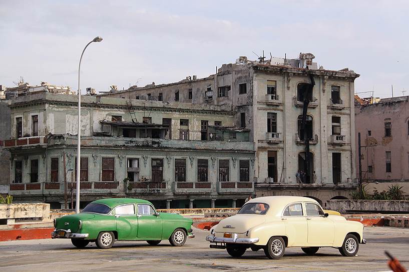 Жилые дома на Кубе, как правило, не имеют стекол (исключение составляют лишь гаванские многоэтажки). Вместо стекол же кубинцы используются металлические или деревянные жалюзи