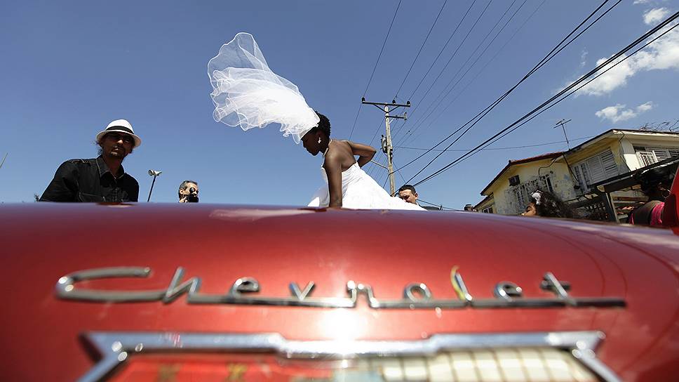 На Кубе не приветствуются смешанные браки, при этом брак белой женщины и чернокожего кубинца осуждается гораздо больше, чем если бы ситуация была противоположной