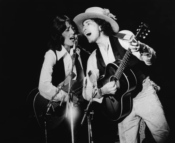 На фото: Боб Дилан со своей невестой Джоан Баэз, политической активисткой и фолк-исполнительницей, в 1975 году. Также Джоан была исполнительницей песен Дилана, которые он писал специально для нее. Музыкант был дважды женат, у него пятеро детей  