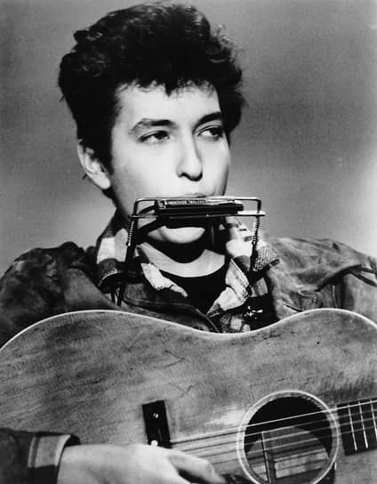 В детстве Боб часто слушал музыкальные передачи и пробовал писать собственные стихи. В 1959 году он переехал в Миннеаполис, где во время учебы в Миннесотском университете начал исполнять народные и кантри-песни в местных кафе, взяв себе имя «Боб Дилан». Спустя год он бросил колледж и перебрался в Нью-Йорк, где его кумир, фолк-певец Вуди Гатри, был госпитализирован с редким наследственным заболеванием нервной системы. Он регулярно навещал Гатри в больнице. В самом начале карьеры большая часть репертуара Боба Дилана состояла из композиций этого исполнителя