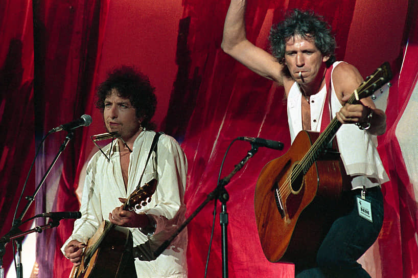 В 1985 году Боб Дилан и гитарист Rolling Stones Кит Ричардс (справа) выступили вместе. Дилану принадлежит знаменитая фраза: «Если бы Кит Ричардс не существовал, рок-н-ролл выдумал бы его» 