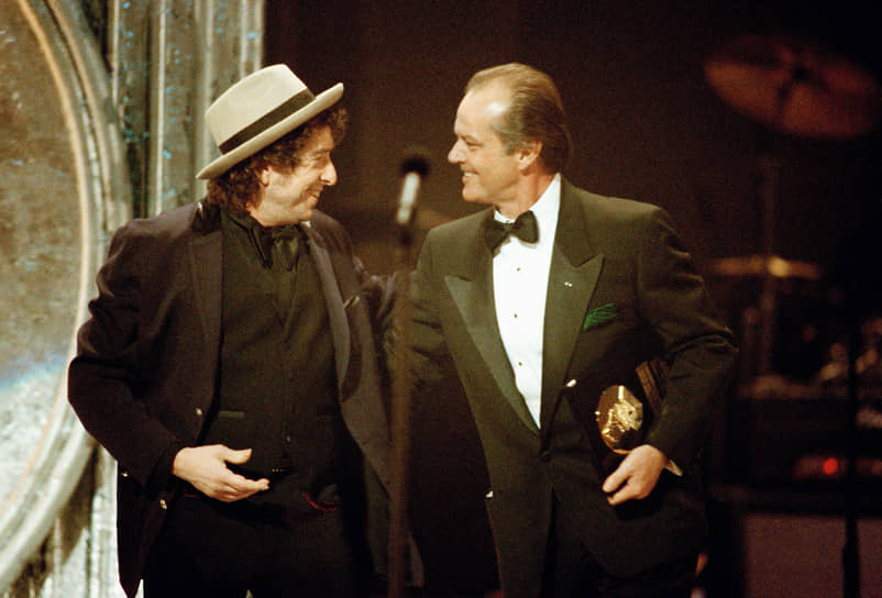 Актер Джек Николсон не раз признавался, что Дилан — его любимый музыкант. В 1969 году им довелось поработать вместе в фильме «Беспечный ездок», в котором Николсон исполнил одну из главных ролей, а Дилан выступил в качестве композитора
&lt;br>На фото: Боб Дилан и Джек Николсон (справа) на церемонии «Грэмми», 1991 год 