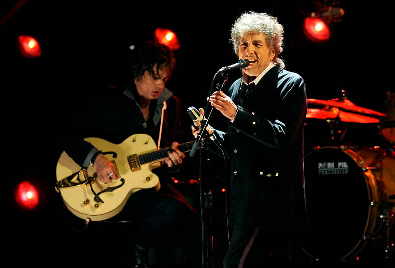 Боб Дилан — обладатель множества наград, в том числе Пулитцеровской премии, полученной в апреле 2008 года «за выдающееся влияние на популярную музыку и американскую культуру, отмеченное лирическими композициями исключительной поэтической силы»