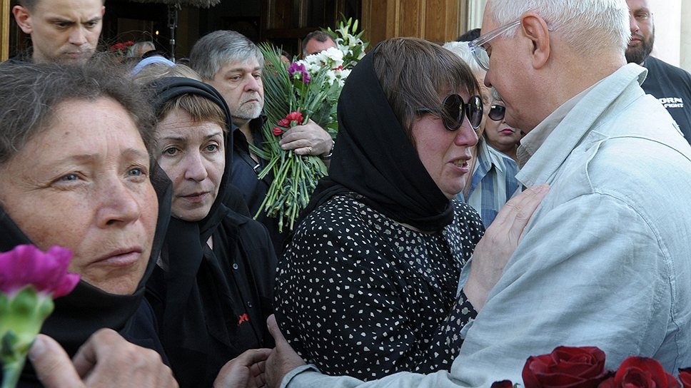 Жена Алексея Балабанова Надежда Васильева (в центре) и председатель союза кинематографистов России, кинорежиссер Никита Михалков (справа)