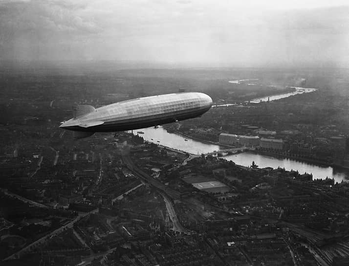 В 1928 году произошло первое в истории кругосветное путешествие на дирижабле. Немецкий «Граф Цепеллин» на тот момент являлся крупнейшим и наиболее передовым дирижаблем в мире
&lt;br>На фото: «Граф Цеппелин» в небе над Лондоном