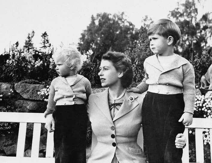 «Дети ужасно своенравны: рождаются только тогда, когда абсолютно готовы к появлению в нашем мире»
&lt;br>Первенец Елизаветы и Филиппа принц Чарльз родился в 1948 году. Спустя два года на свет появилась принцесса Анна. В 1960 году у королевы родился второй сын, принц Эндрю, a в 1964-м — третий , принц Эдуард
&lt;br>На фото: Елизавета с Чарльзом и Анной