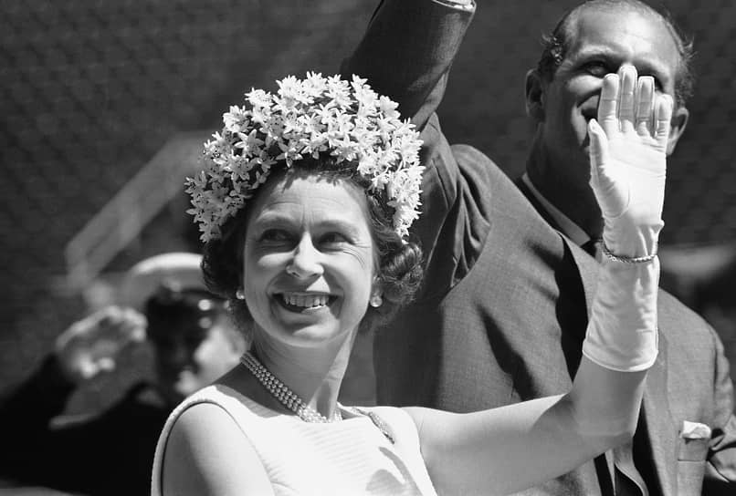 Первое зарубежное турне королева совершила по странам Британского Содружества наций, колониям Великобритании. В 1957 году Елизавета нанесла первый визит в США и выступала на заседании Генассамблеи ООН. В 1991 году она стала первым монархом, выступившим на совместной сессии палат Конгресса США