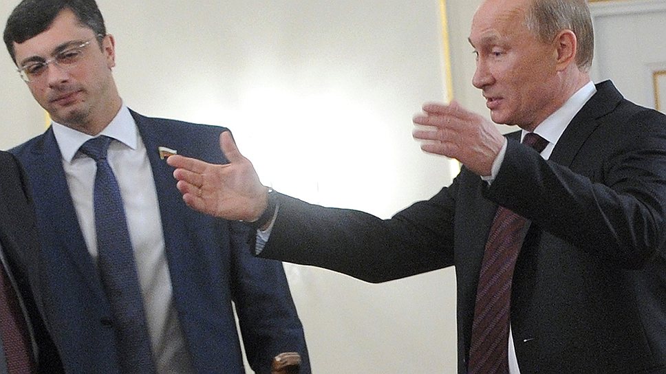 Депутат Владимир Гутенев (слева) и Владимир Путин