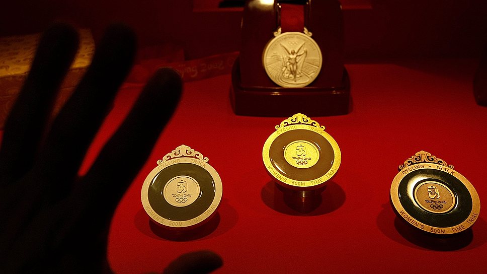 Медали Олимпиады в Пекине, 2008 год. Дизайн медалей был разработан победителем общественного конкурса,  каждая медаль имеела отделку из нефрита, для китайцев являющегося символом красоты, благородства, совершенства, силы и бессмертия