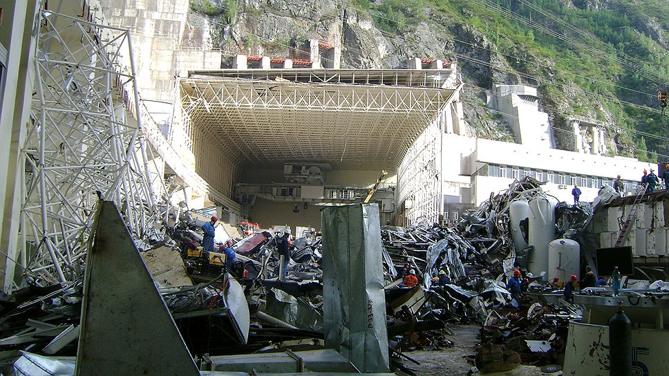 Работа спасателей по разбору завалов на месте аварии на Саяно-Шушенской ГЭС