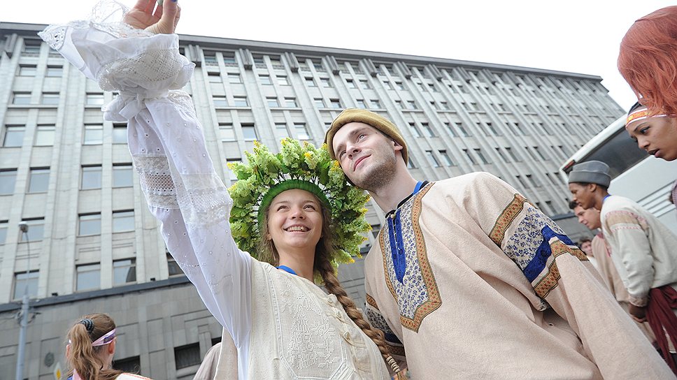 Участники исторического карнавала «Парад округов» 