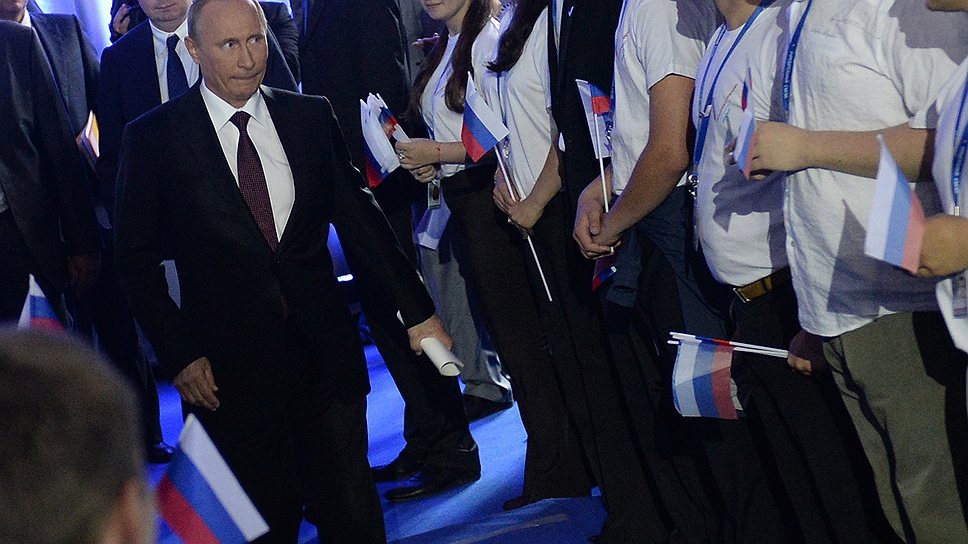 Президент России Владимир Путин на учредительном съезде Общероссийского народного фронта в Манеже