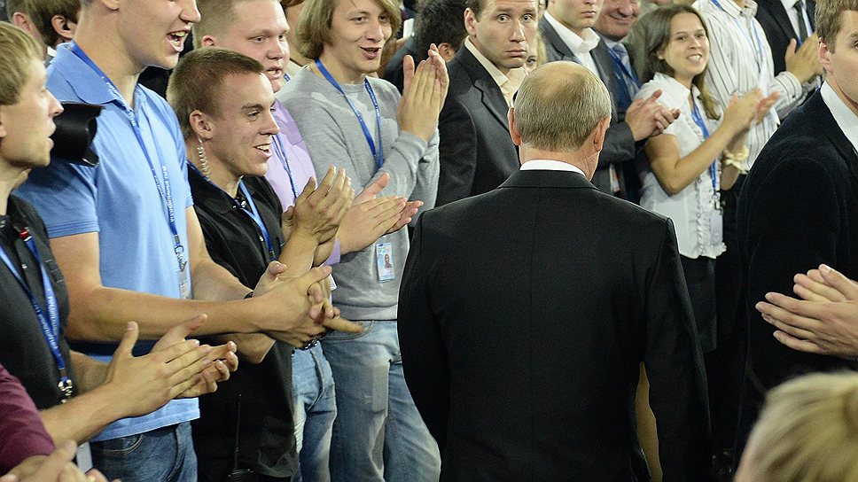 Владимир Путин покинул учредительный съезд ОНФ в качестве лидера движения