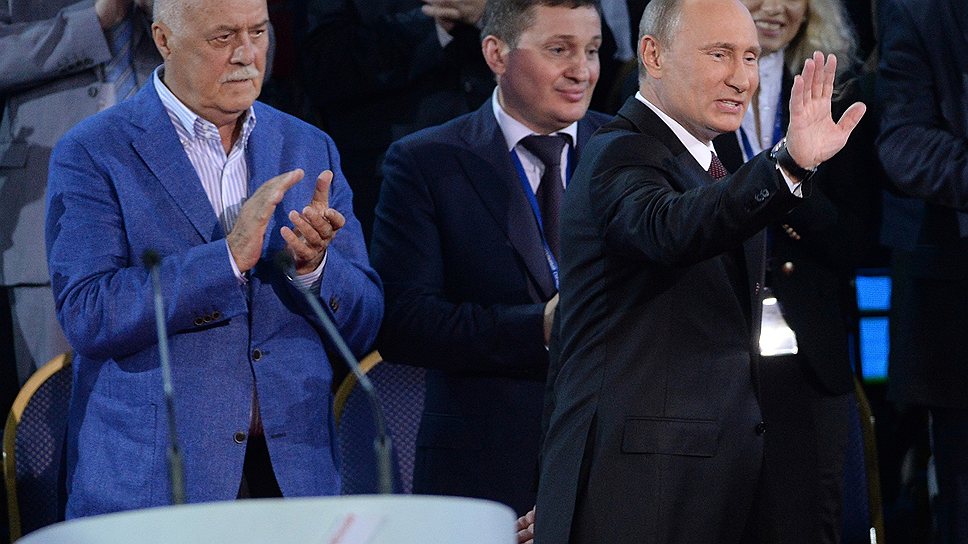Председатель комитета Государственной думы России по культуре Станислав Говорухин (слева) и президент России Владимир Путин (второй справа)