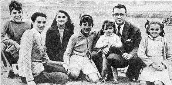 Семья Че Гевары. Слева направо: Эрнесто Гевара, мать Селия, сестра Селия, брат Роберто, отец Эрнесто с сыном Хуаном Мартином и сестра Анна Мария