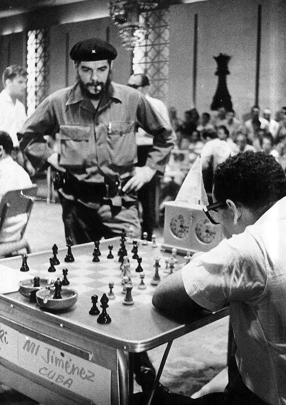В детстве Гевара заинтересовался шахматами. Это увлечение привлекло его внимание к Кубе, когда в Буэнос-Айрес приехал кубинский шахматист Капабланка