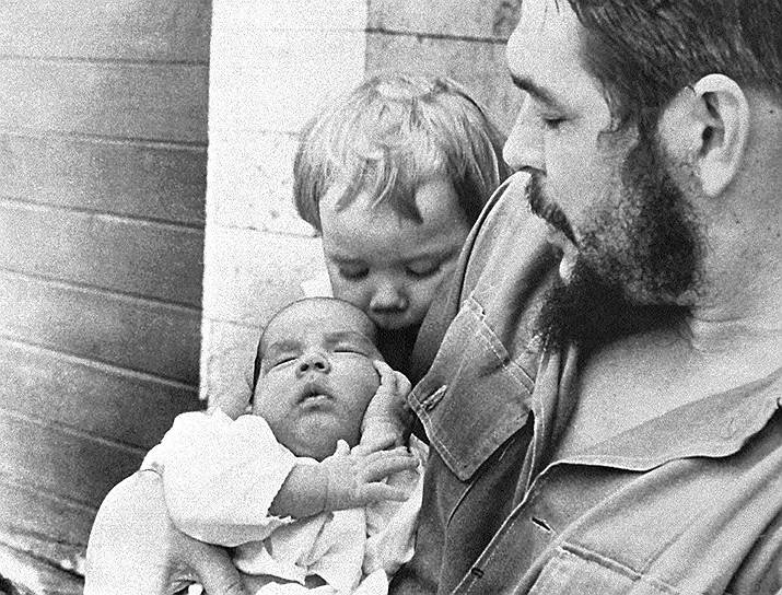 Эрнесто Че Гевара с детьми. 1965 год. У Гевары было шестеро детей: сыновья Камило, Эрнесто и Омар, и дочери Ильда, Алейда и Селия