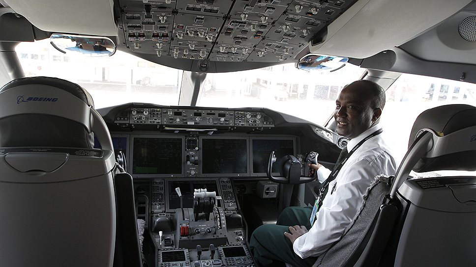 В кабине Boeing 787 перед пилотами смонтированы проекционные индикаторы. В систему управления входит «электронный план полёта» — два экрана (по одному для каждого пилота), на которые выводятся схемы руления, захода на посадку и карты местности
