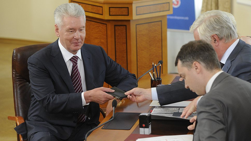 Сергей Собянин (слева) при подаче документов в Мосгоризбирком для участия в прямых выборах на должность столичного градоначальника