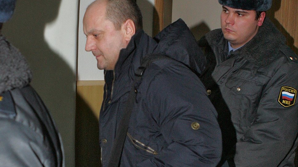 Депутат Томской областной думы Сергей Шимкевич (в центре) после заседания Басманного суда по его делу. 2007 год