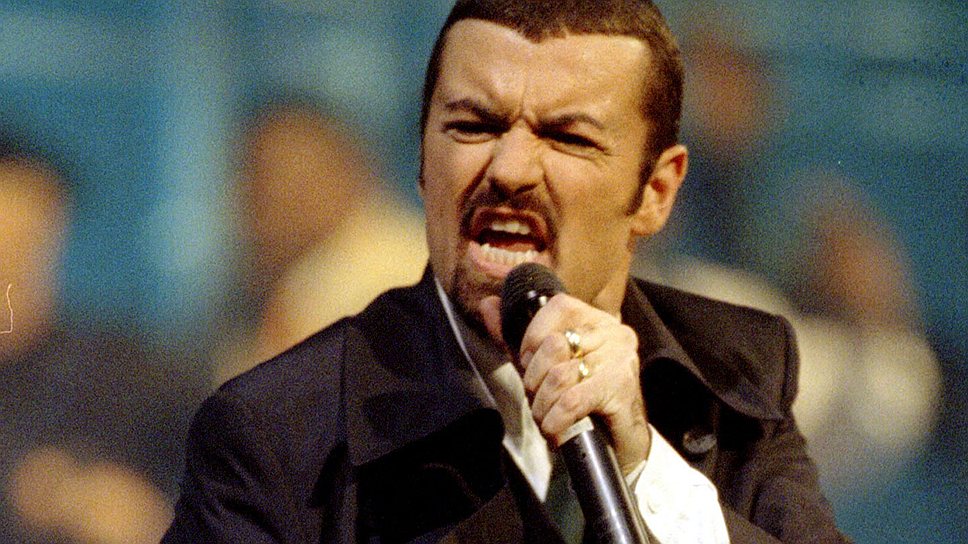 Джордж Майкл во время выступления в 1996 году на премии MTV Europe Music Awards