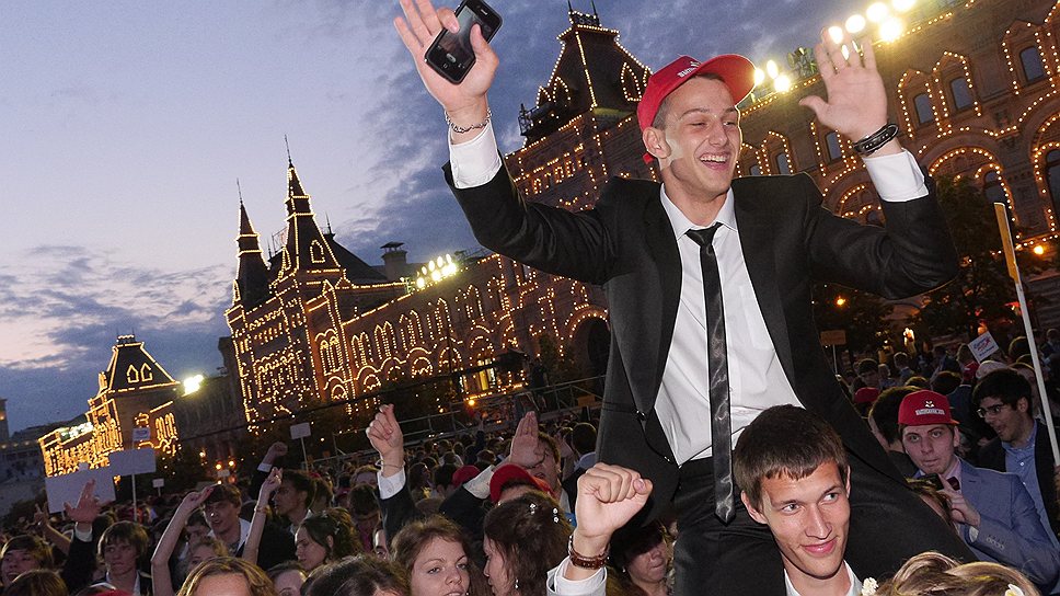 На Красной площади выпускников ждал салют, лазерное шоу и 3D видео