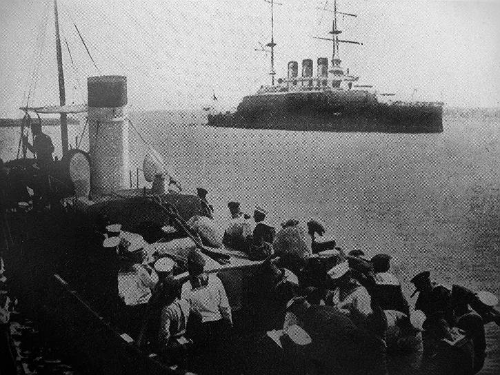 К восставшему «Потемкину» сразу примкнул находившийся рядом миноносец №267. На обоих корблях были подняты красные  флаги. 15 июня 1905 года команда броненосца «Князь Потемкин-Таврический» объявила его кораблем революции