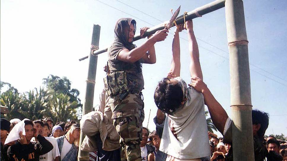 1997 год. Казнь члена Исламистского либерального фронта (Манила). В исламе, согласно законам шариата, лица, совершившие умышленное убийство, педофилы, гомосексуалисты, лесбиянки, колдуньи, гадалки, экстрасенсы, должны быть казнены