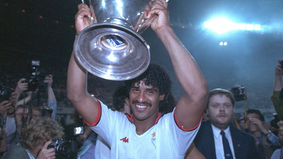 На чемпионате мира по футболу 1990 года голландец Франк Райкард запомнился всему миру плевком в немецкого футболиста Руди Феллера