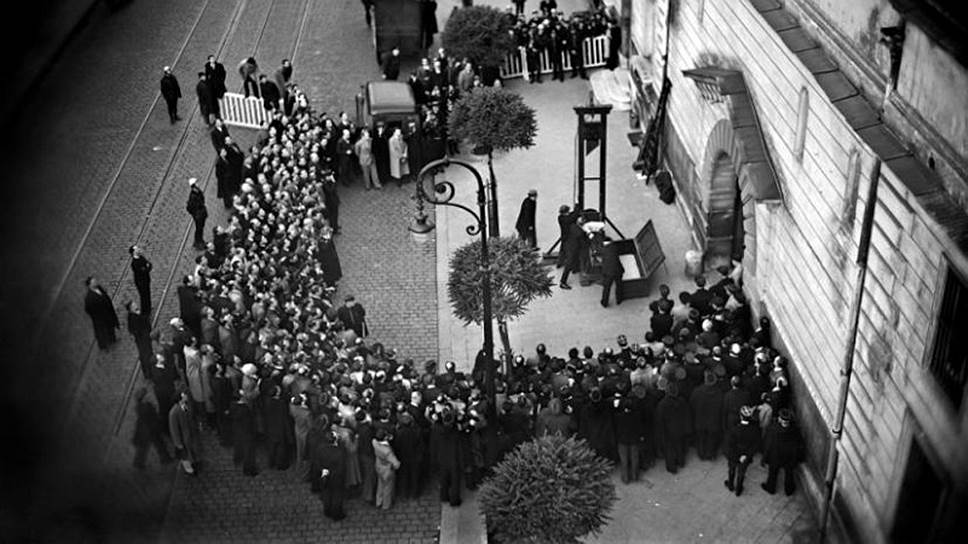 1939 год. Во Франции на площади у тюрьмы Сен-Пьер в Версале с помощью гильотины был казнен серийный убийца Эжен Вейдман. Казнь была запечатлена на камеру, что вызвало скандал с прессой и, позднее, — запрет на проведение во Франции публичных казней