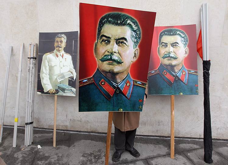 1945 год. Присвоение Иосифу Сталину звания генералиссимуса Советского Союза. Это высшее воинское звание в ВС СССР было введено указом Президиума Верховного Совета СССР от 26 июня 1945 года и на следующий день присвоено Сталину